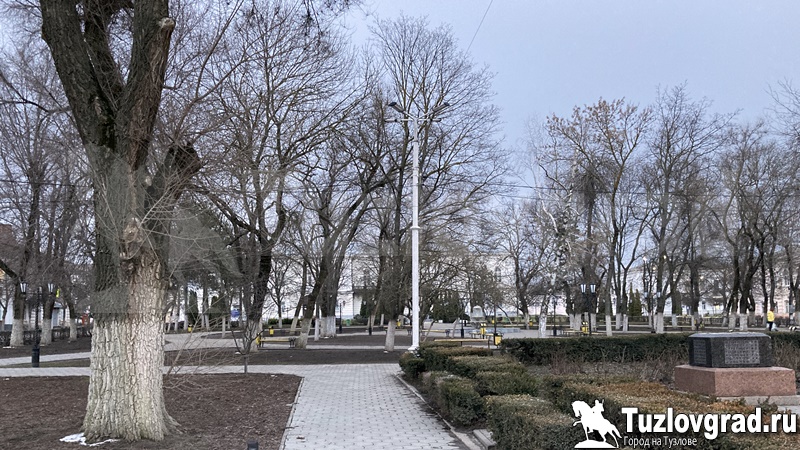 В Новочеркасске в сквере имени Платова установят новые скамейки и мусорные урны