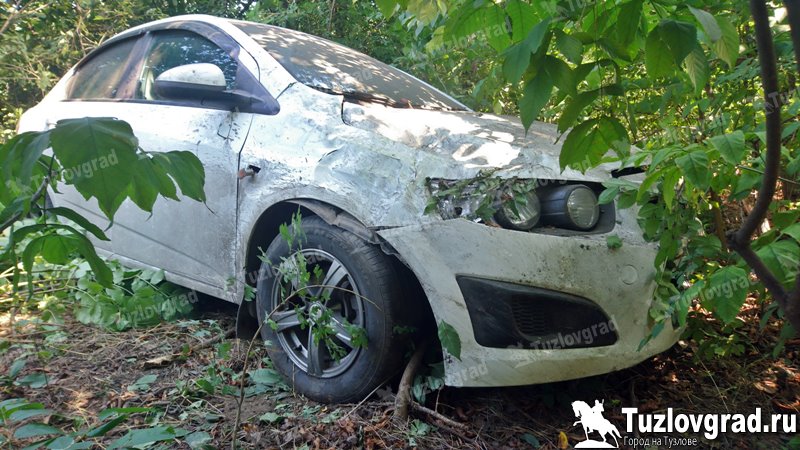 В Новочеркасске пьяный водитель слетел с дороги, бросил разбитую машину и ушел пешком