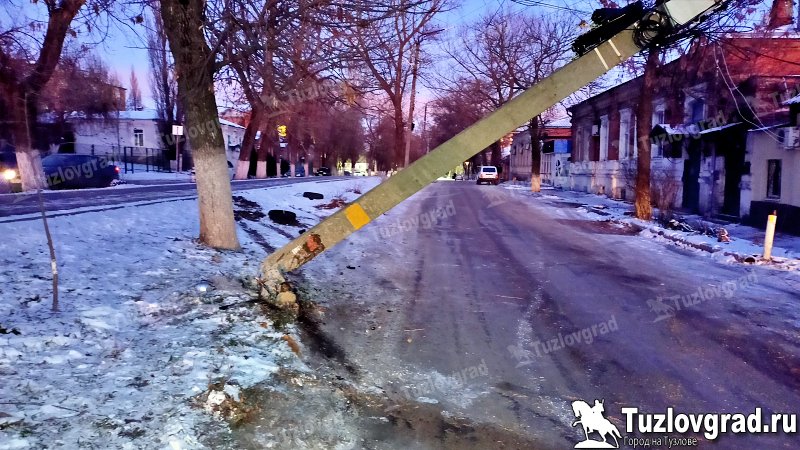 В Новочеркасске водитель внедорожника врезалась в бетонный столб и повалила его