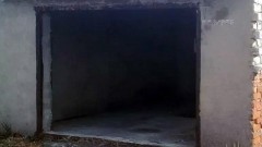 В Новочеркасске мужчина продал ворота с чужого гаража, сняв их с помощью покупателей