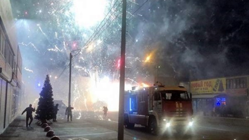 Новочеркасские пожарные помогли потушить крупный пожар на рынке «Классик» в Ростове