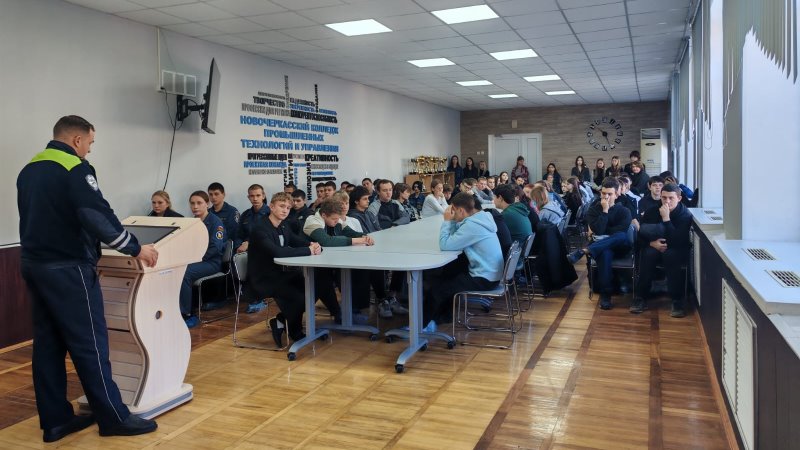 Сотрудники ГАИ Новочеркасска провели очередную профилактическую беседу со студентами