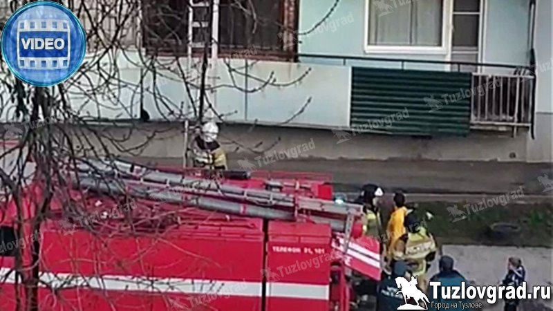 В Новочеркасске загорелся балкон квартиры в многоэтажке, видео