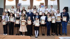 Стипендиатам главы администрации Новочеркасска торжественно вручили именные сертификаты