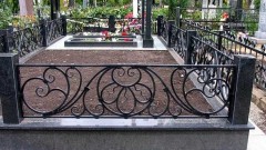 В Новочеркасске мужчина пытался украсть с могилы металлическую оградку