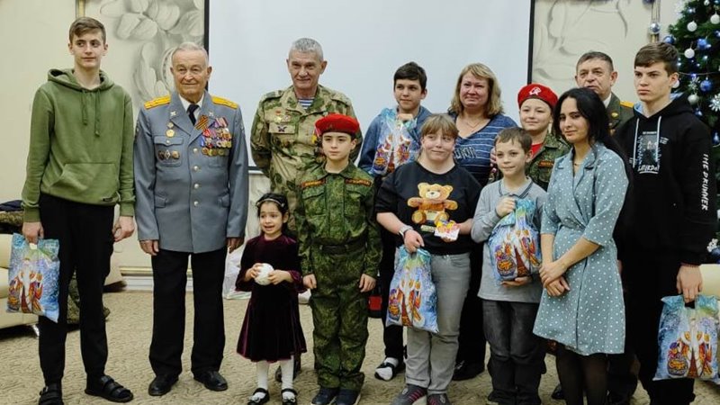 Новочеркасские ветераны поздравили с наступающим Новым годом воспитанников городского центра помощи детям