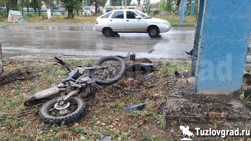В Новочеркасске нарушитель на мотоцикле упал под колеса фуры, которая его переехала