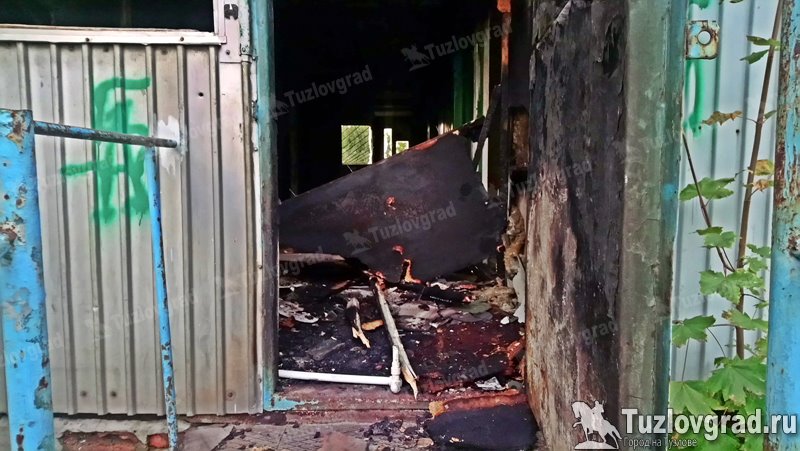 В Новочеркасске в микрорайоне Черемушки сгорело заброшенное здание