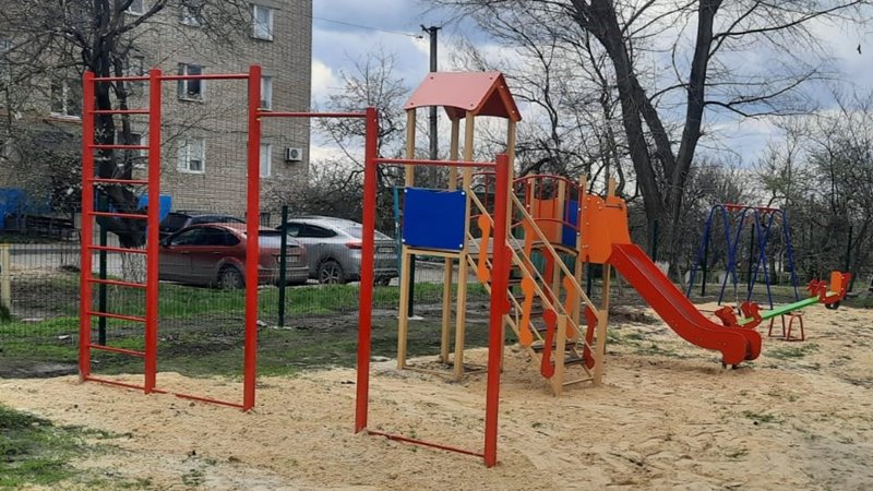 Новая детская площадка появилась во дворе дома по улице Украинской в Новочеркасске