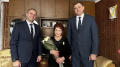 Глава администрации Новочеркасска Юрий Лысенко вручил почетный знак ветерану-блокаднику Людмиле Матвиенко 