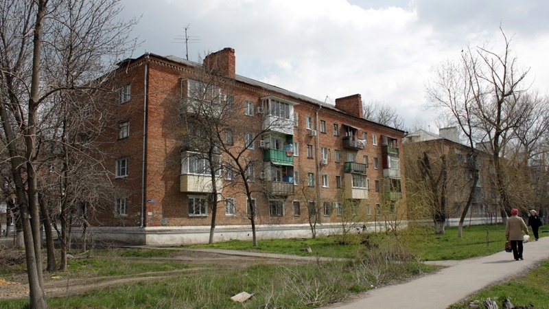 В Новочеркасске на опиловку деревьев в микрорайоне Хотунок добавили 97 тысяч рублей