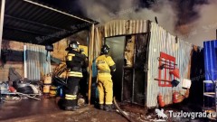В Новочеркасске ночью на предприятии сгорел вагончик с инструментом