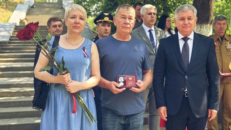 В Новочеркасске родственникам погибших участников СВО передали награды