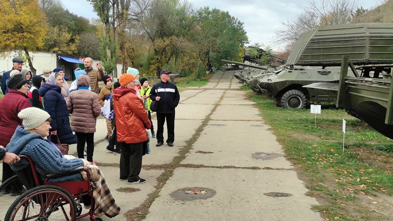 Для пенсионеров из Новочеркасска провели экскурсию в аксайском военно-историческом музее