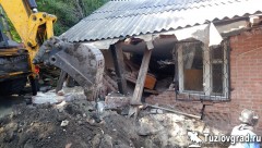 В Новочеркасске при обрушении частного дома пострадали два подростка, видео