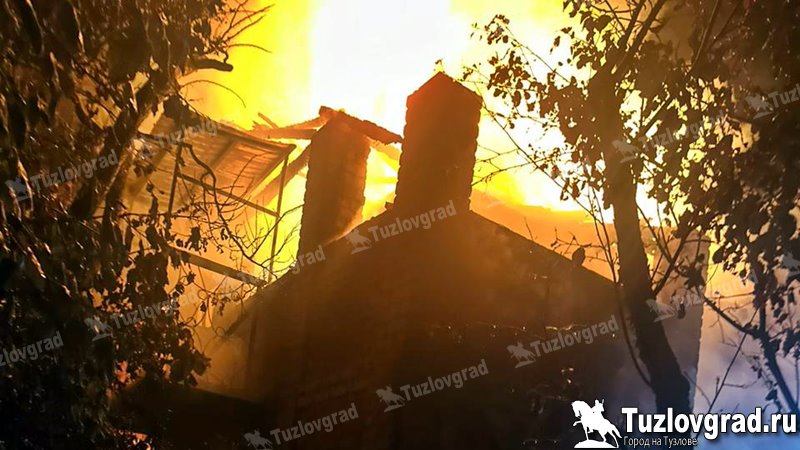 На окраине Новочеркасска в СНТ сгорел жилой двухэтажный дом