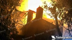На окраине Новочеркасска в СНТ сгорел жилой двухэтажный дом