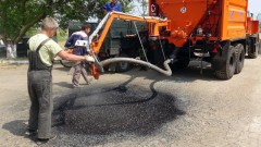 В Новочеркасске оказалось некому делать ямочный ремонт дорог методом пневмонабрызга