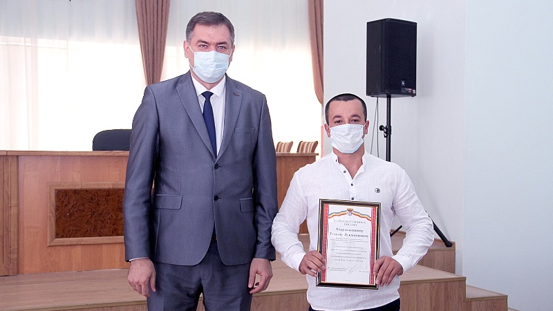 В Новочеркасске наградили медиков и спасателей, спасших мальчика, а также водителя автобуса