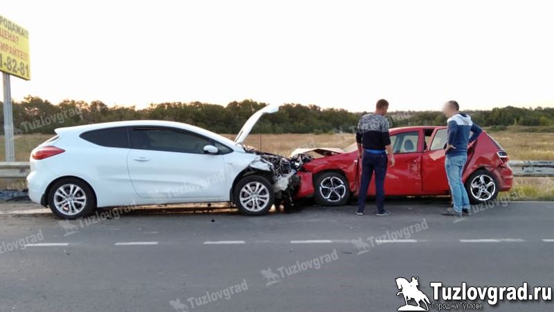 На трассе под Новочеркасском произошло лобовое столкновение попутных автомобилей