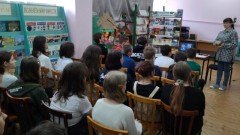 В день космонавтики сотрудники новочеркасской библиотеки рассказали ученикам школы о научных и литературных трудах Циолковского