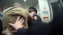 В аэропорту под Новочеркасском двух москвичей сняли с рейса за пьяный дебош на борту самолета