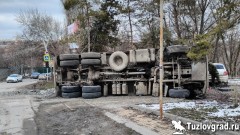 В Новочеркасске на перекрестке перевернулся грузовик, один человек пострадал