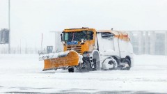В аэропорту под Новочеркасском самолет не пошел на посадку из-за снегоуборочной машины на взлетно-посадочной полосе