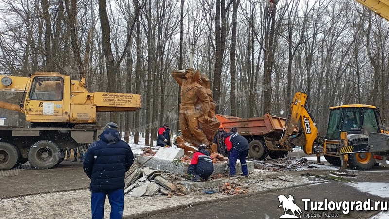 В Новочеркасске прохудившийся канализационный коллектор подмыл землю под памятником воинам-интернационалистам