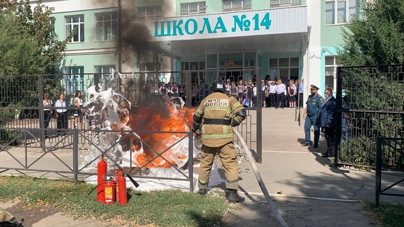 Новочеркасским школьникам показали, как тушат пожары
