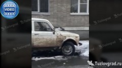 В Новочеркасске на припаркованную около подъезда машину с крыши 5-этажки упала льдина