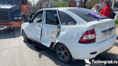 В Новочеркасске грузовик протаранил легковушку, ребенок и его бабушка получили травмы, видео