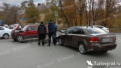 В Новочеркасске водитель проехал на запрещающий сигнал светофора и устроил лобовое ДТП, видео