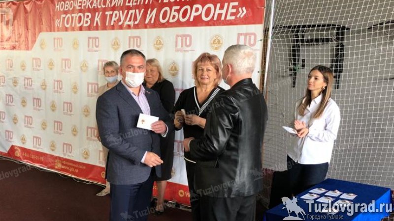 В Новочеркасске вручили значки ГТО преподавателям школ, выполнившим все спортивные нормативы