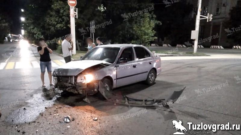 В Новочеркасске водитель иномарки не пропустила на перекрестке ВАЗ, 1 пострадавший