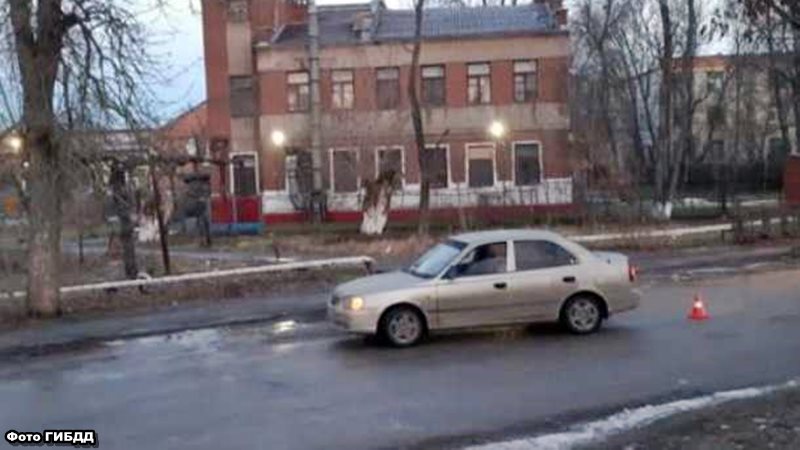 В Новочеркасске пенсионерка попала под машину, переходя дорогу в неположенном месте