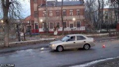 В Новочеркасске пенсионерка попала под машину, переходя дорогу в неположенном месте