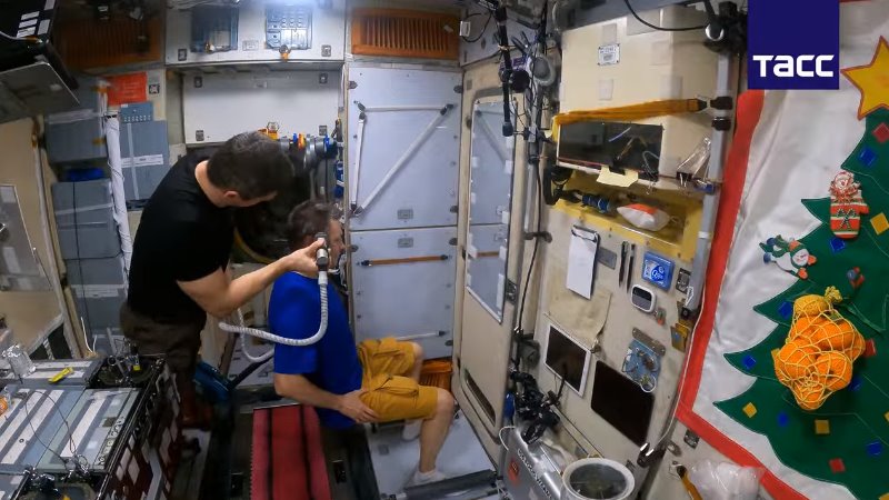 Космонавт из Новочеркасска Николай Чуб показал, каким образом происходит стрижка на борту МКС 
