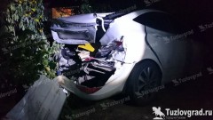 В Новочеркасске пьяная автоледи врезалась в припаркованную около дома машину
