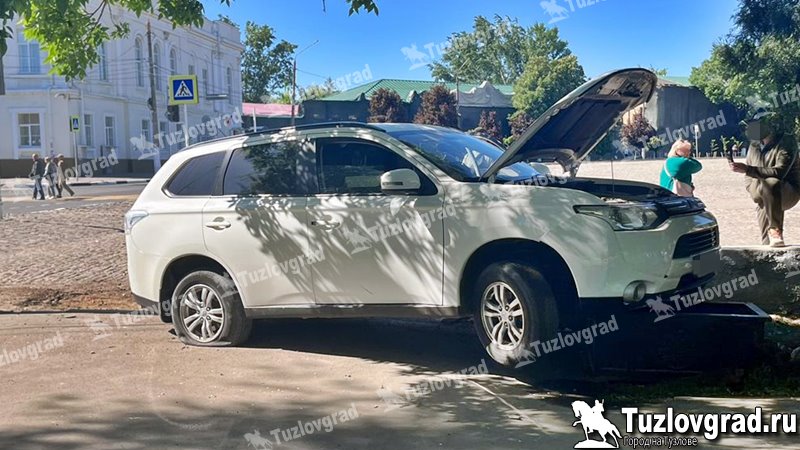 В Новочеркасске пьяный водитель вылетел на соборную площадь, видео