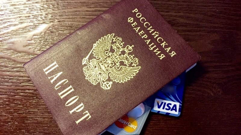В Новочеркасске женщина украла паспорт с банковской картой у пьяного знакомого, уснувшего на лавочке