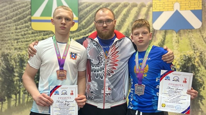 Новочеркасские спортсмены стали призерами турнира по армрестлингу в Крымске