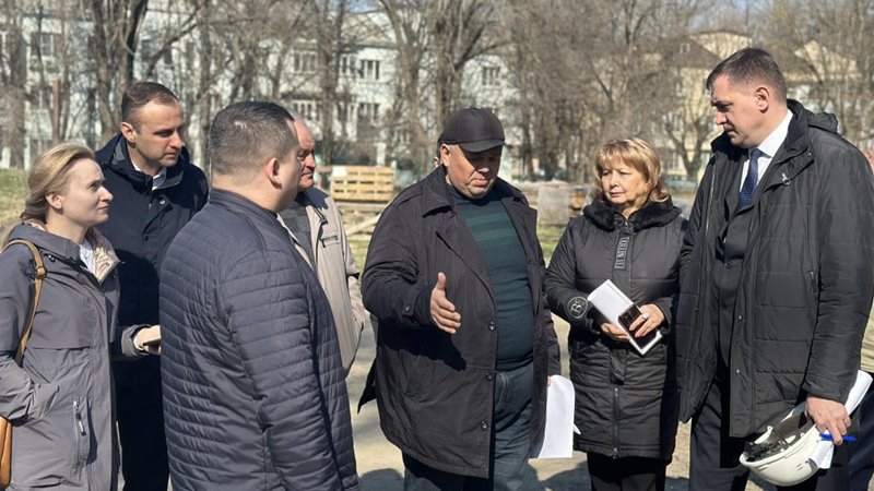 Глава администрации Новочеркасска Юрий Лысенко проинспектировал ремонтные работы в учреждениях образования и здравоохранения