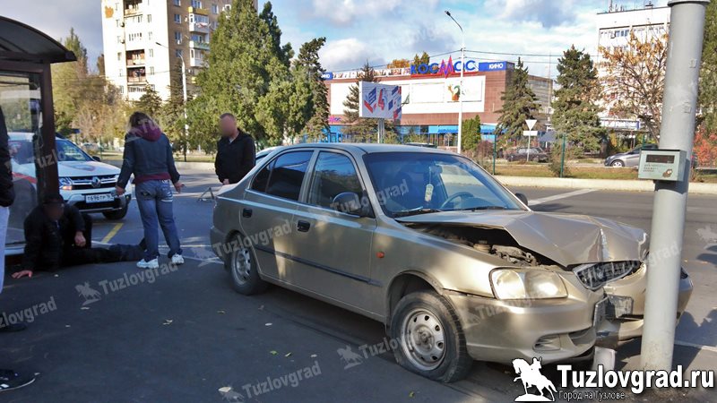 Появилось видео момента, когда «Хендэ» сбил мужчину на остановке в Новочеркасске