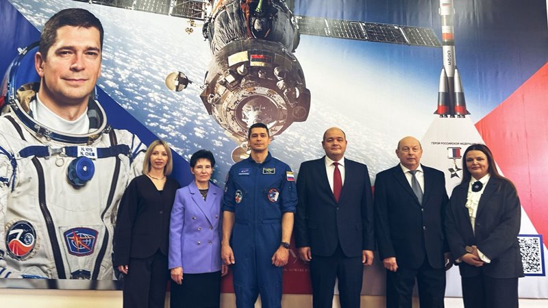 В новочеркасской школе открыли информационный стенд космонавту Николаю Чубу