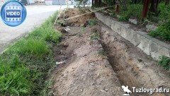 Неизвестные засыпали глиной ливневую канализацию около железнодорожного вокзала в Новочеркасске, видео