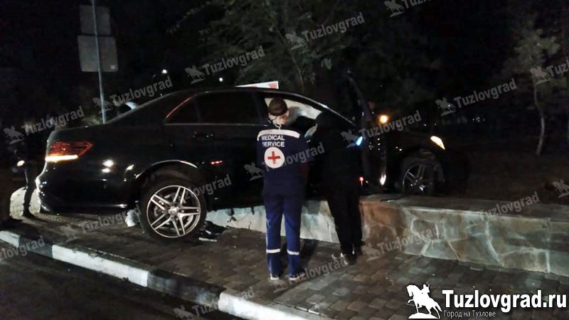 В Новочеркасске пьяный водитель не справилась с управлением на повороте и врезалась в бетонный парапет