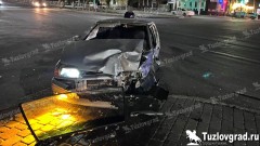 В Новочеркасске водитель ВАЗа выскочил на перекресток на красный и устроил двойное ДТП, видео