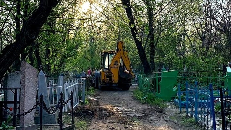 В Новочеркасске с городских кладбищ перед Пасхой вывезли 525 «Камазов» мусора