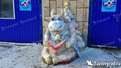 В Новочеркасске пожарный Шельпов сделал снеговика в виде символа 2021 года – бычка